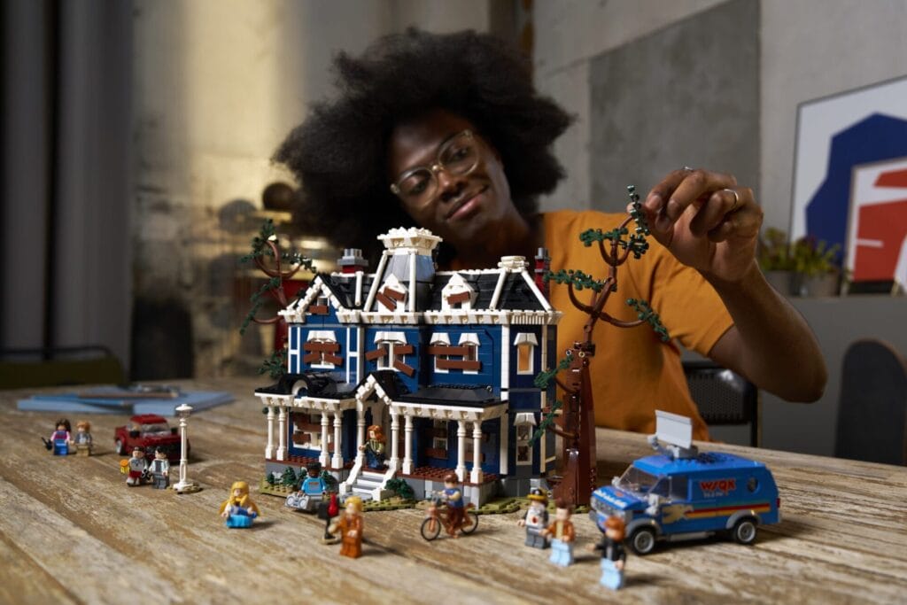 LEGO Stranger Things Creel House: The Amazing Transforming LEGO House Arrives January 2026 10 11370 Lifestyle Cons 2