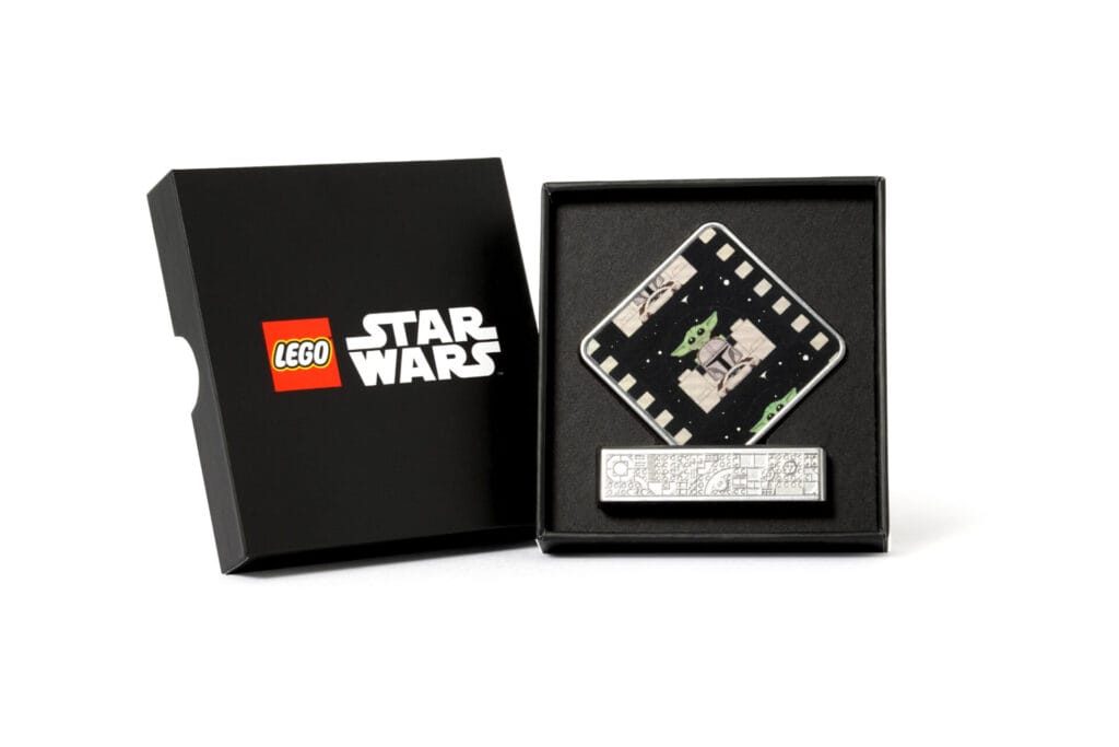 LEGO Star Wars%E2%84%A2 The Mandalorian%E2%84%A2 and Grogu%E2%84%A2 Display 2